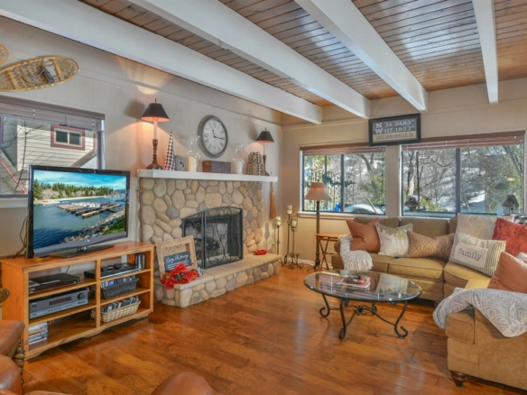 1399 Regina Dr Drive, Lake Arrowhead, CA 92352