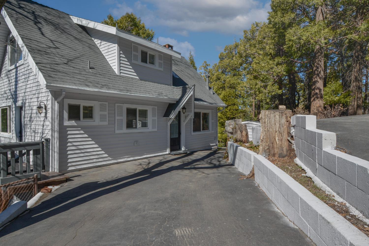 231 Crest Circle Circle, Lake Arrowhead, CA 92352