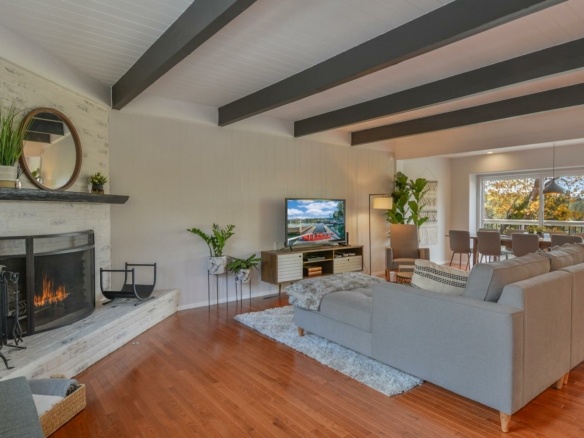 394 Emerald Dr aka 393 St Hwy 173, Lake Arrowhead, CA 92352
