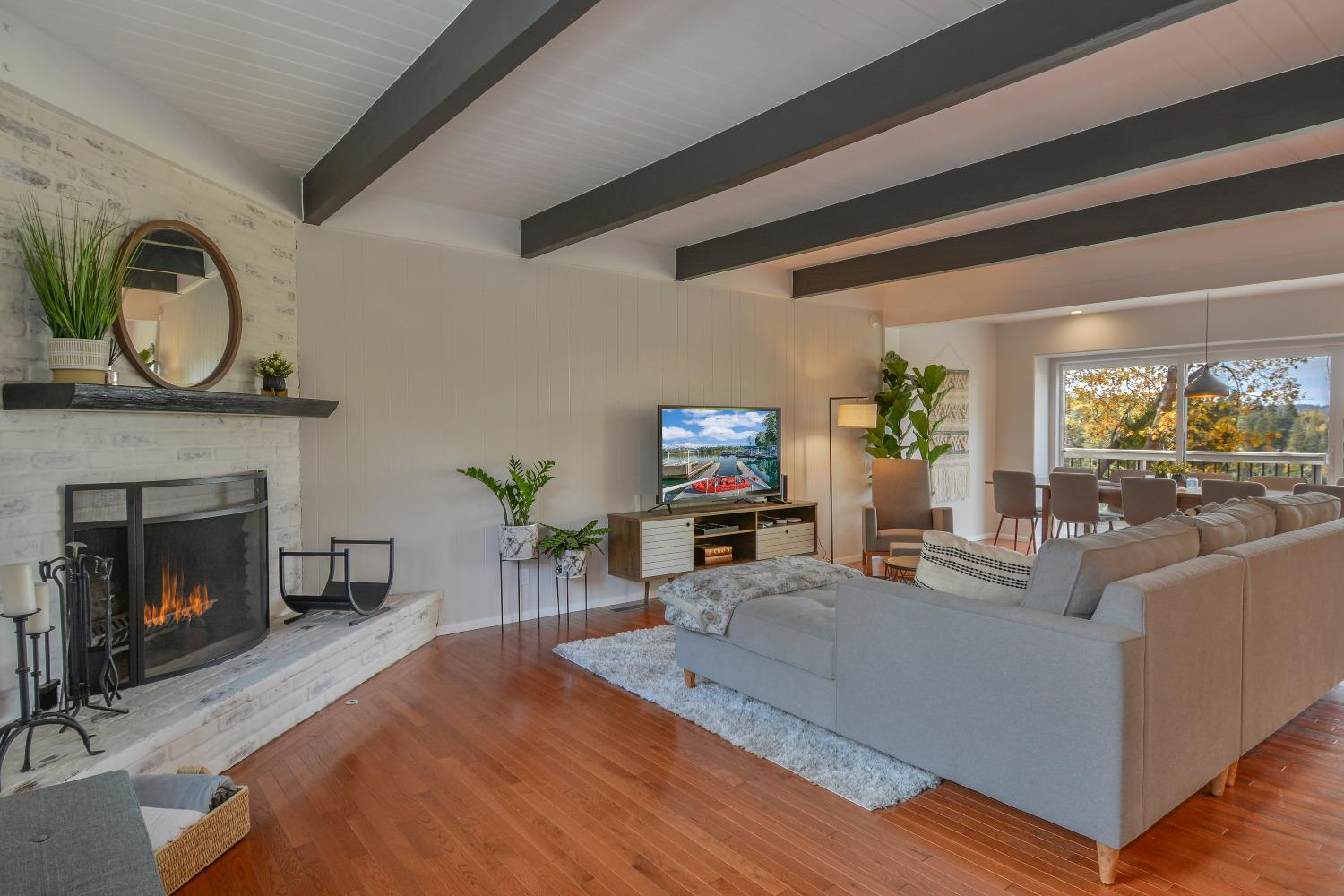 394 Emerald Dr aka 393 St Hwy 173, Lake Arrowhead, CA 92352