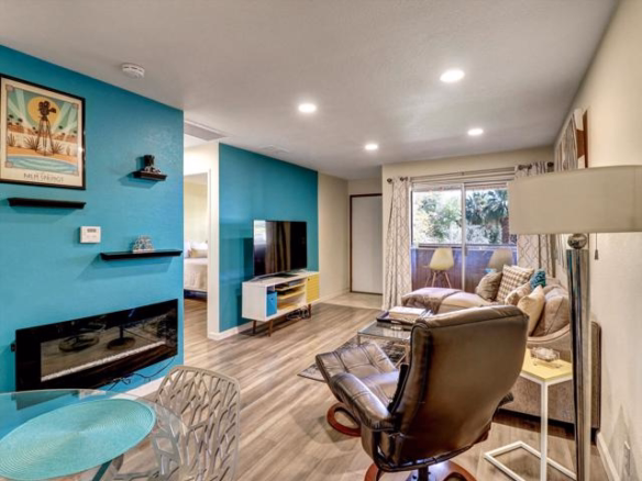 470 N Villa Court #208, Palm Springs, CA 92262